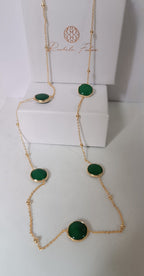 Collana lunga sautoir da 90 cm in bronzo dorato con pietre di giada verde naturale incastonate e sferette dorate lungo la catena