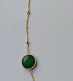 Collana lunga sautoir da 90 cm in bronzo dorato con pietre di giada verde naturale incastonate e sferette dorate lungo la catena