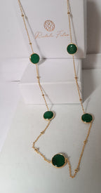 Collana lunga sautoir da 90 cm in bronzo dorato con pietre di giada verde naturale incastonate e sferette dorate lungo la catena