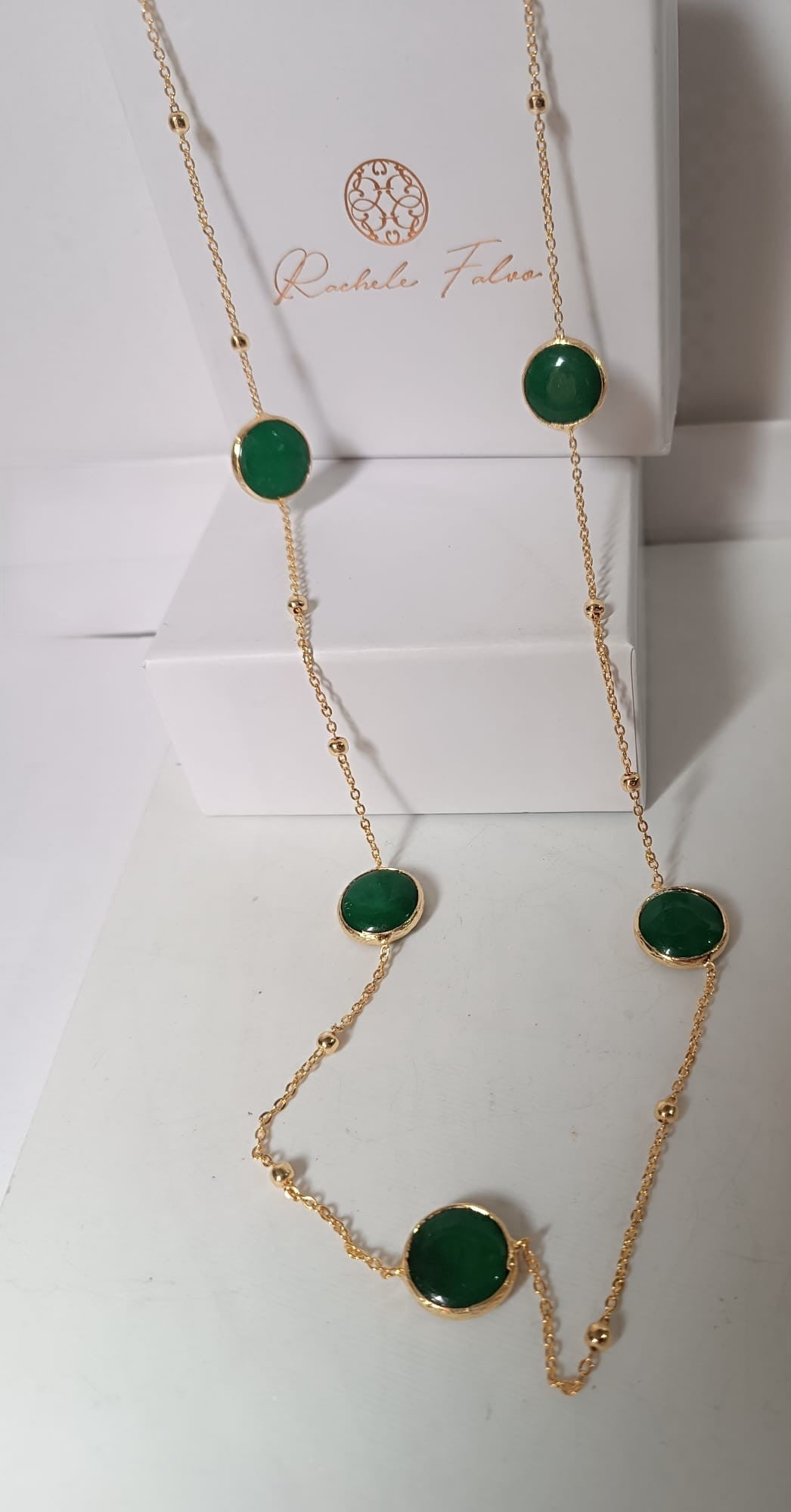 Collana lunga sautoir da 90 cm in bronzo dorato con pietre di giada verde naturale incastonate e sferette dorate lungo la catena