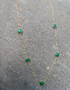 Collana lunga sautoir da 90 cm in bronzo dorato con pietre di giada verde naturale incastonate e sferette dorate lungo la catena