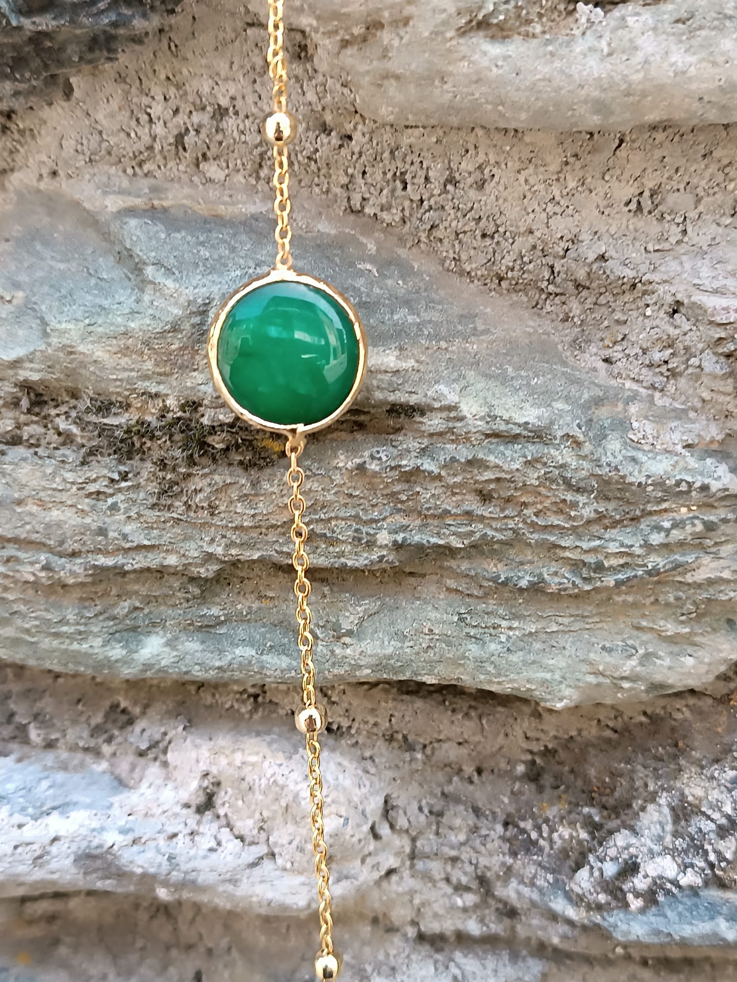 Collana lunga sautoir da 90 cm in bronzo dorato con pietre di giada verde naturale incastonate e sferette dorate lungo la catena