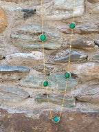 Collana lunga sautoir da 90 cm in bronzo dorato con pietre di giada verde naturale incastonate e sferette dorate lungo la catena