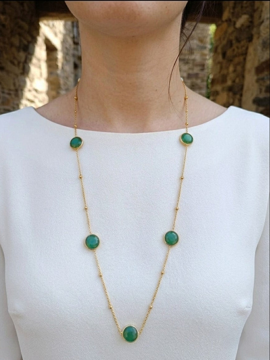 Collana lunga sautoir da 90 cm in bronzo dorato con pietre di giada verde naturale incastonate e sferette dorate lungo la catena