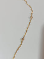 Collana lunga sautoir da 90 cm in bronzo dorato con pietre di giada verde naturale incastonate e sferette dorate lungo la catena