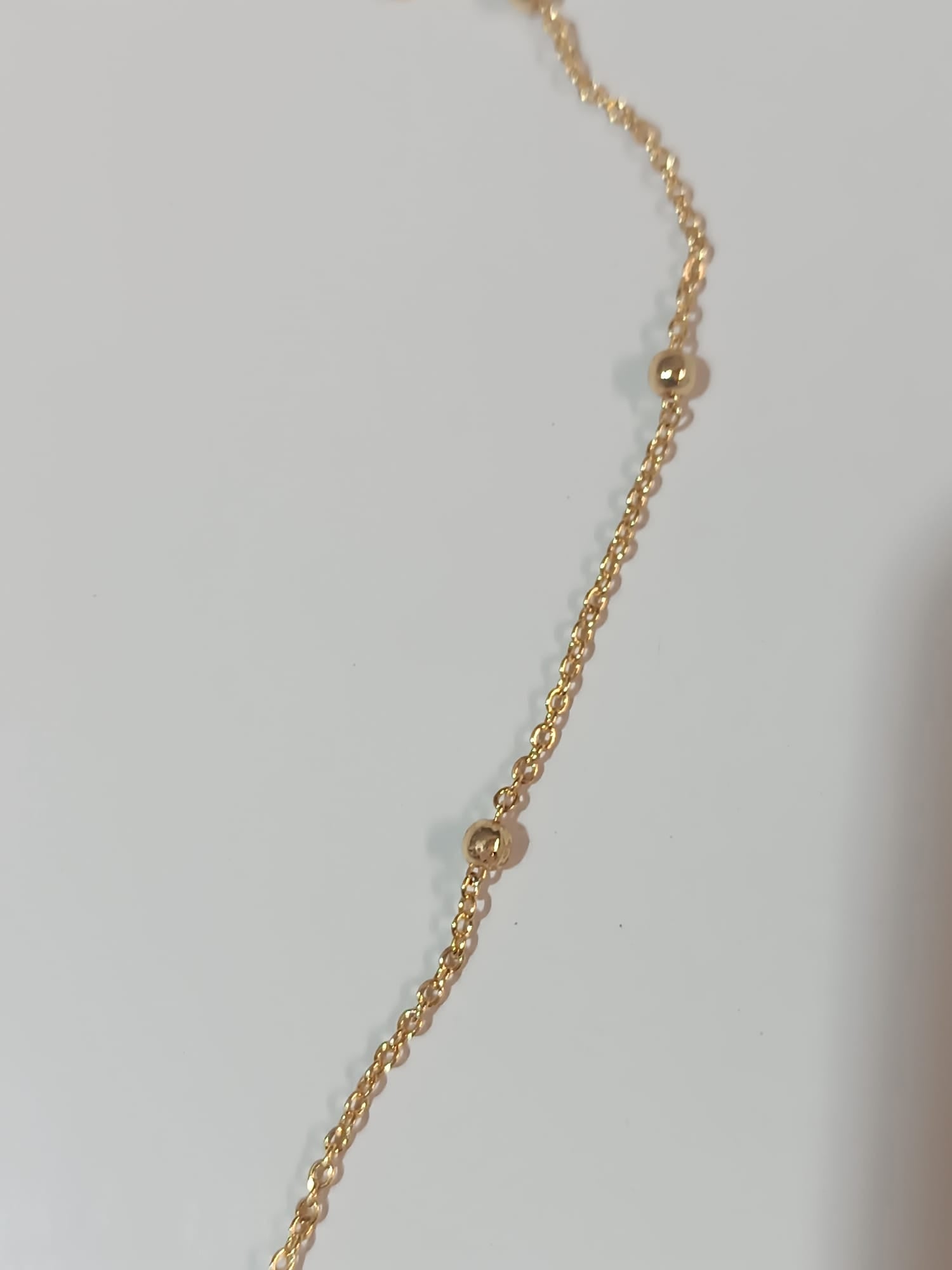 Collana lunga sautoir da 90 cm in bronzo dorato con pietre di giada verde naturale incastonate e sferette dorate lungo la catena