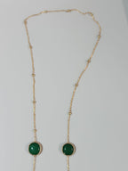 Collana lunga sautoir da 90 cm in bronzo dorato con pietre di giada verde naturale incastonate e sferette dorate lungo la catena