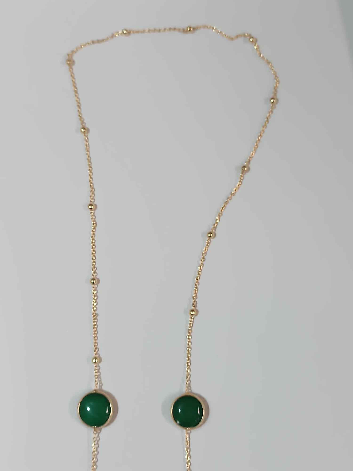 Collana lunga sautoir da 90 cm in bronzo dorato con pietre di giada verde naturale incastonate e sferette dorate lungo la catena