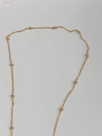 Collana lunga sautoir da 90 cm in bronzo dorato con pietre di giada verde naturale incastonate e sferette dorate lungo la catena