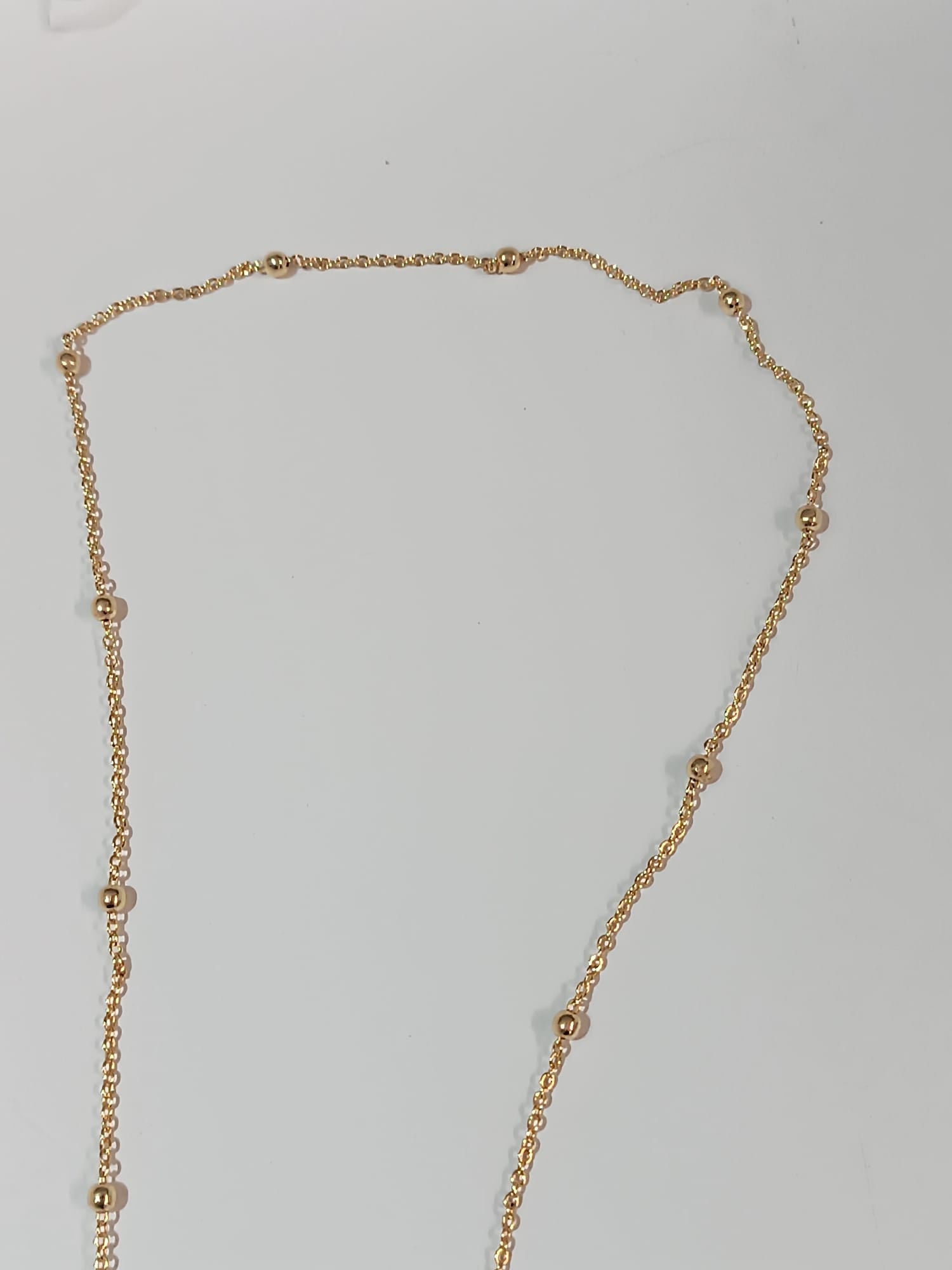 Collana lunga sautoir da 90 cm in bronzo dorato con pietre di giada verde naturale incastonate e sferette dorate lungo la catena
