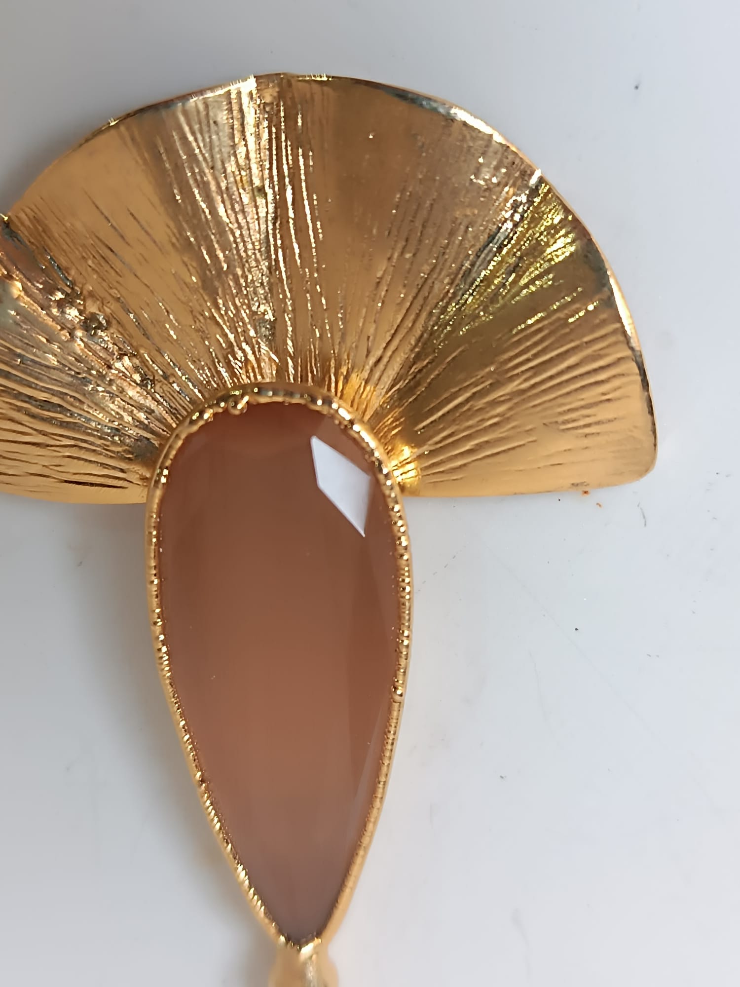 Collana con grande pendente a ventaglio plissettato in bronzo dorato e pietra occhio di gatto color tortora taglio a goccia di Rachele Falvo,