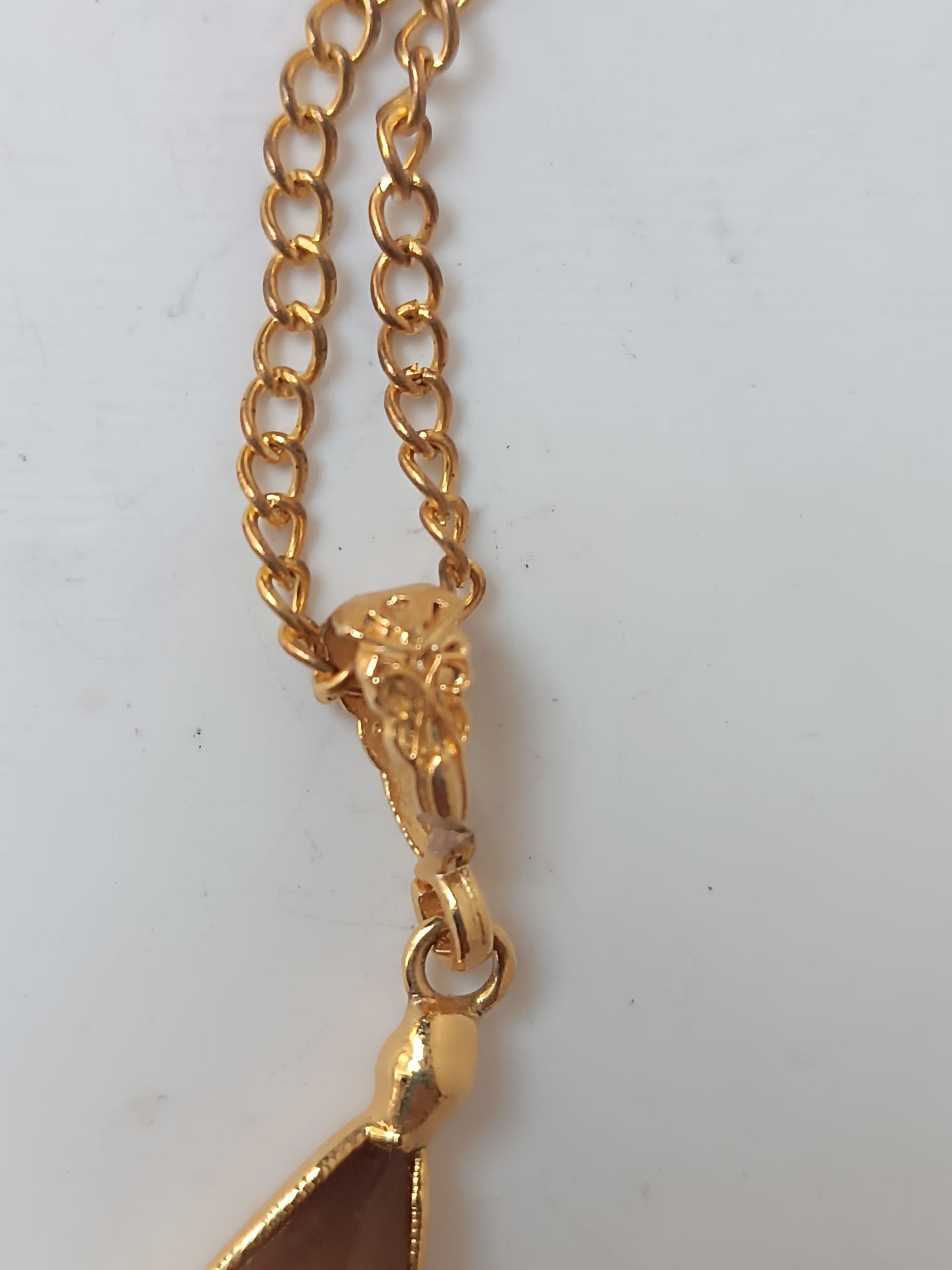 Collana con grande pendente a ventaglio plissettato in bronzo dorato e pietra occhio di gatto color tortora taglio a goccia di Rachele Falvo,