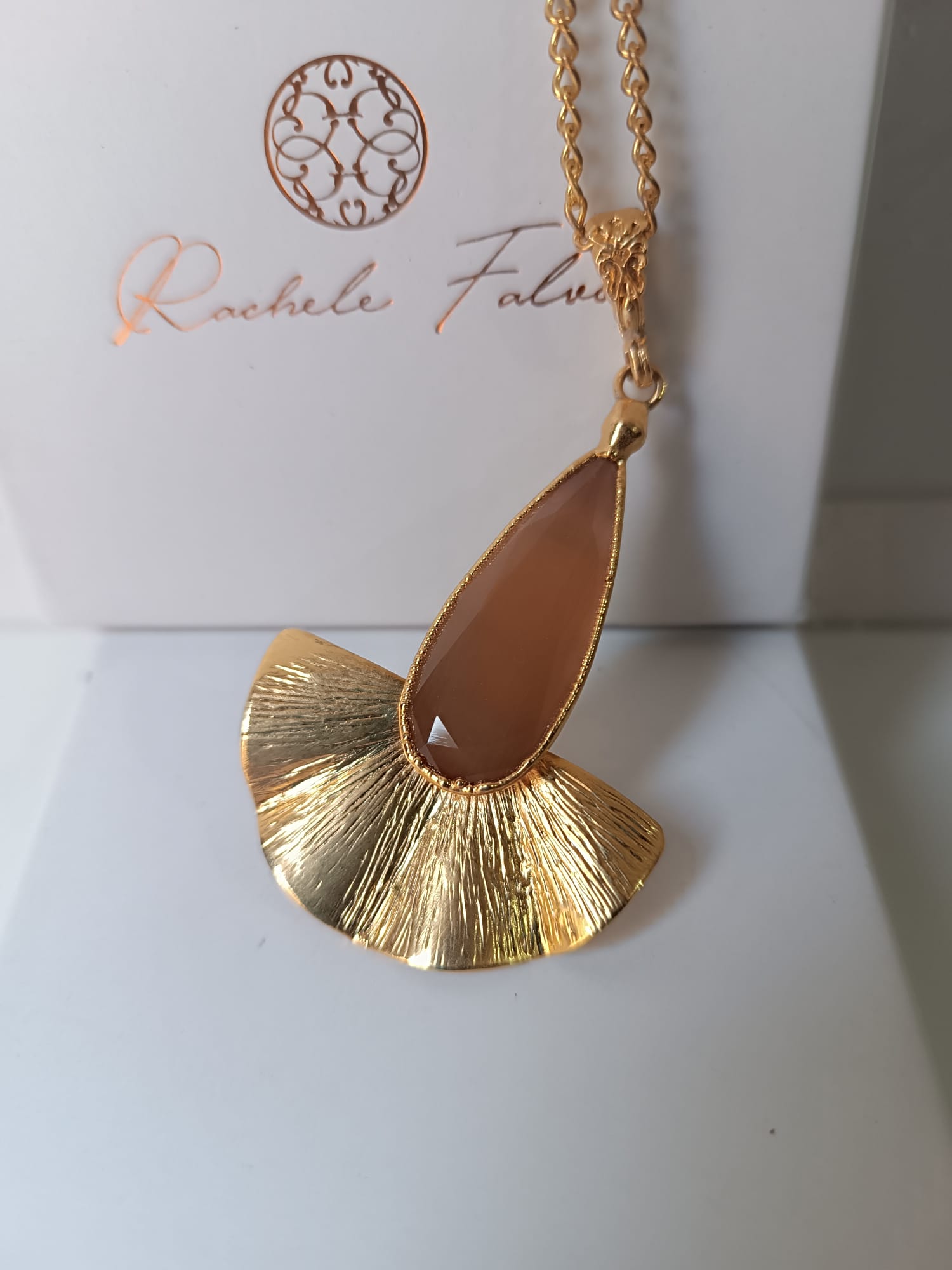 Collana con grande pendente a ventaglio plissettato in bronzo dorato e pietra occhio di gatto color tortora taglio a goccia di Rachele Falvo,