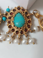 Collana scenografica in stile etrusco bizantino in bronzo dorato con 5 moduli decorati da turchesi cabochon, quarzi marroni e perle pendenti 