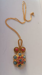 Collana in bronzo dorato con pendente bizantino incastonato con tormalina rosa e topazi naturali