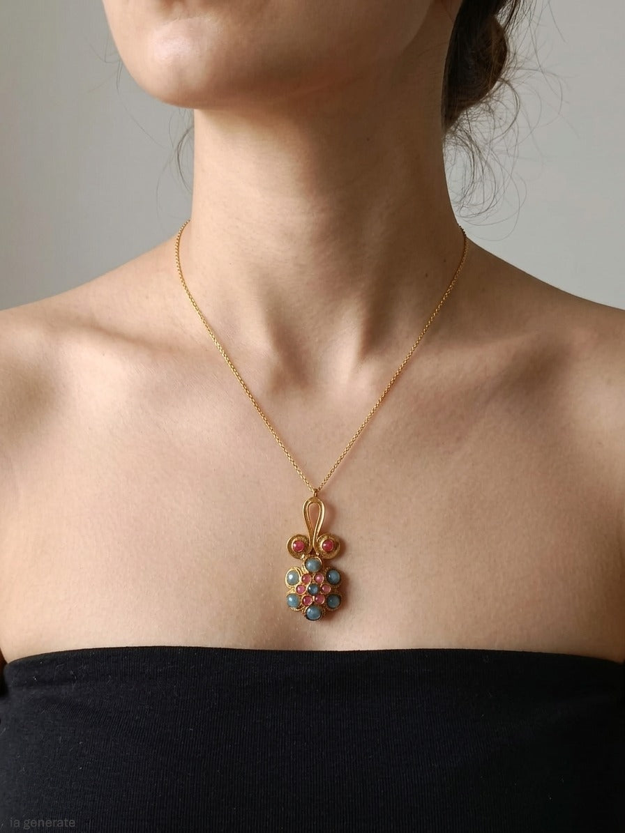 Collana in bronzo dorato con pendente bizantino incastonato con tormalina rosa e topazi naturali