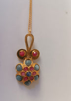 Collana in bronzo dorato con pendente bizantino incastonato con tormalina rosa e topazi naturali