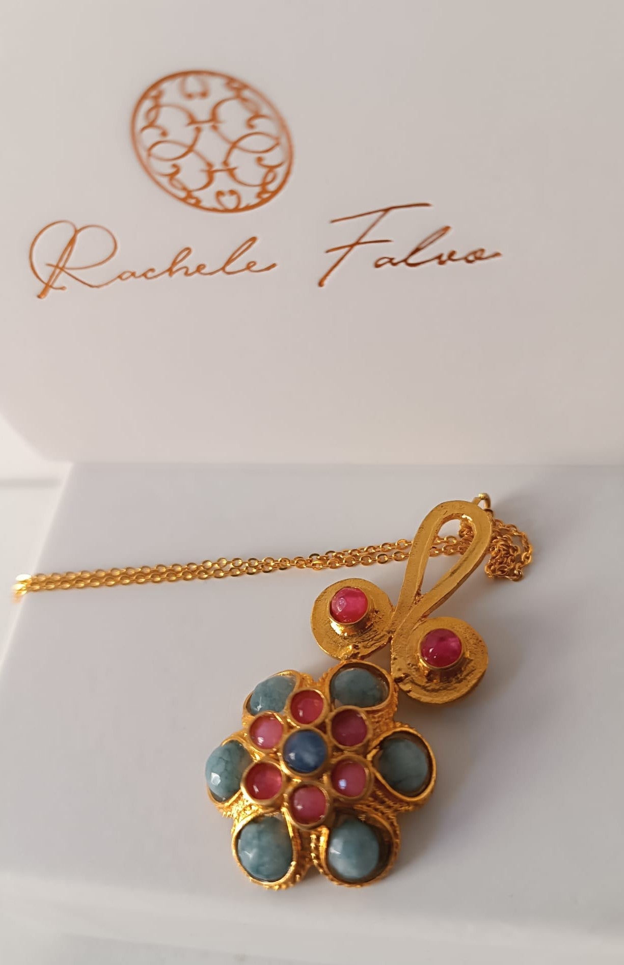 Collana in bronzo dorato con pendente bizantino incastonato con tormalina rosa e topazi naturali