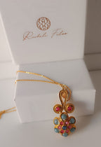 Collana in bronzo dorato con pendente bizantino incastonato con tormalina rosa e topazi naturali