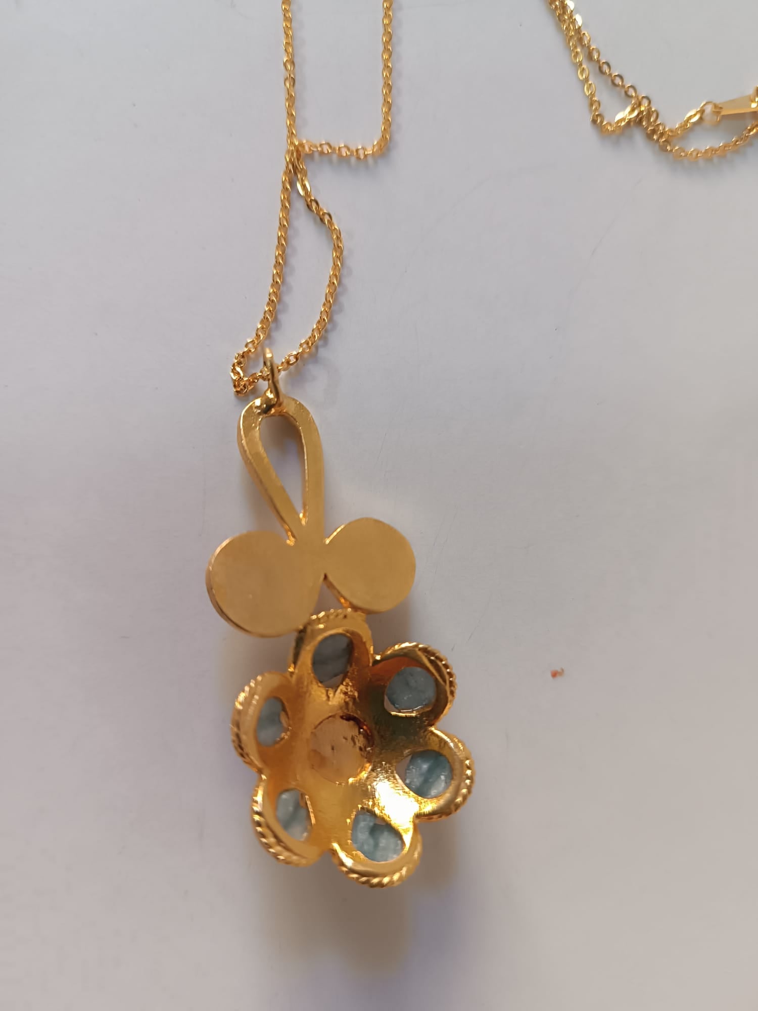 lato posteriore della Collana in bronzo dorato con pendente bizantino incastonato con tormalina rosa e topazi naturali