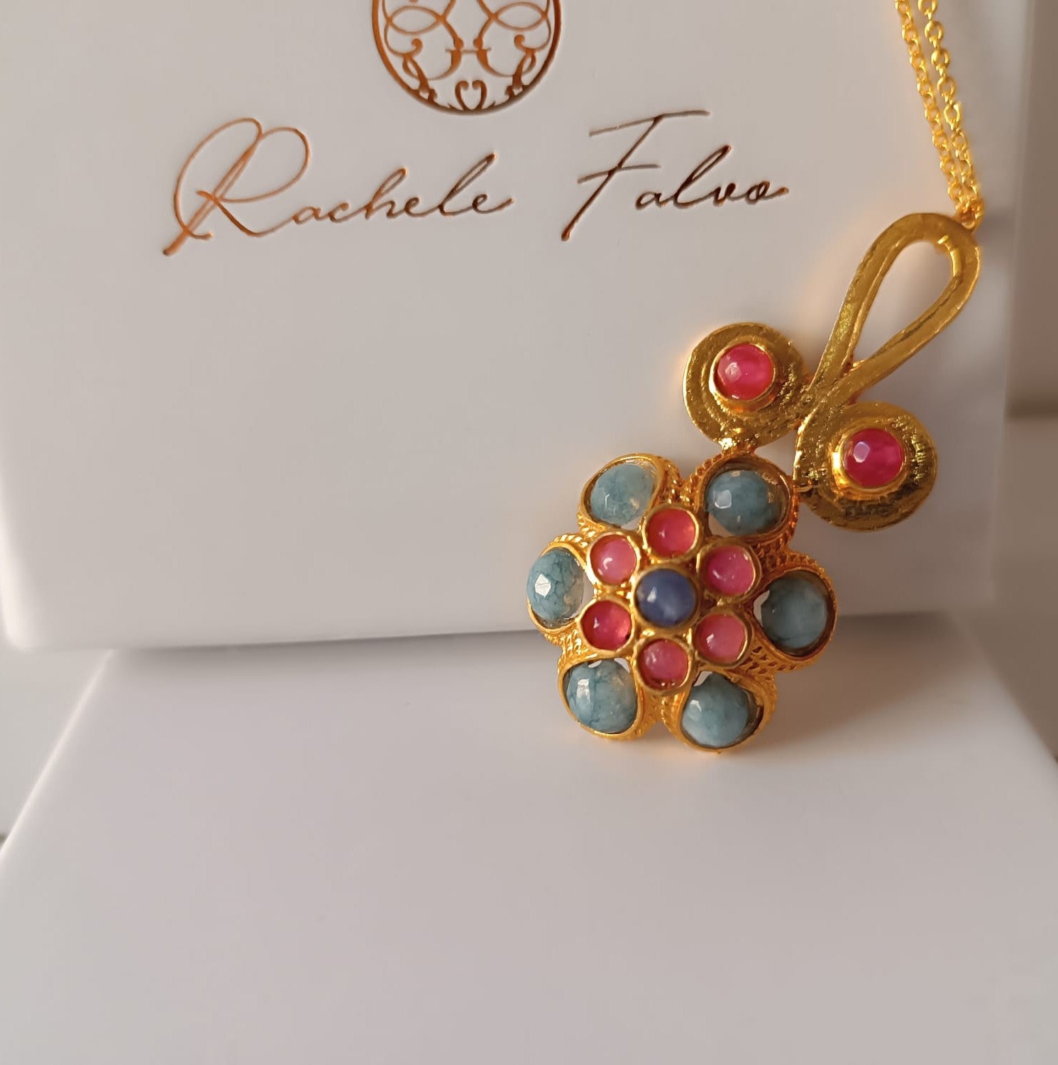 Collana in bronzo dorato con pendente bizantino incastonato con tormalina rosa e topazi naturali