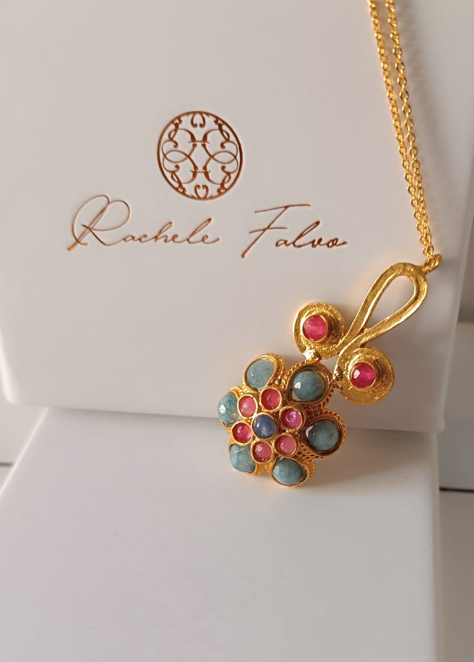 Collana in bronzo dorato con pendente bizantino incastonato con tormalina rosa e topazi naturali