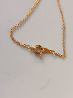 zoom chiusura della Collana in bronzo dorato con pendente bizantino incastonato con tormalina rosa e topazi naturali