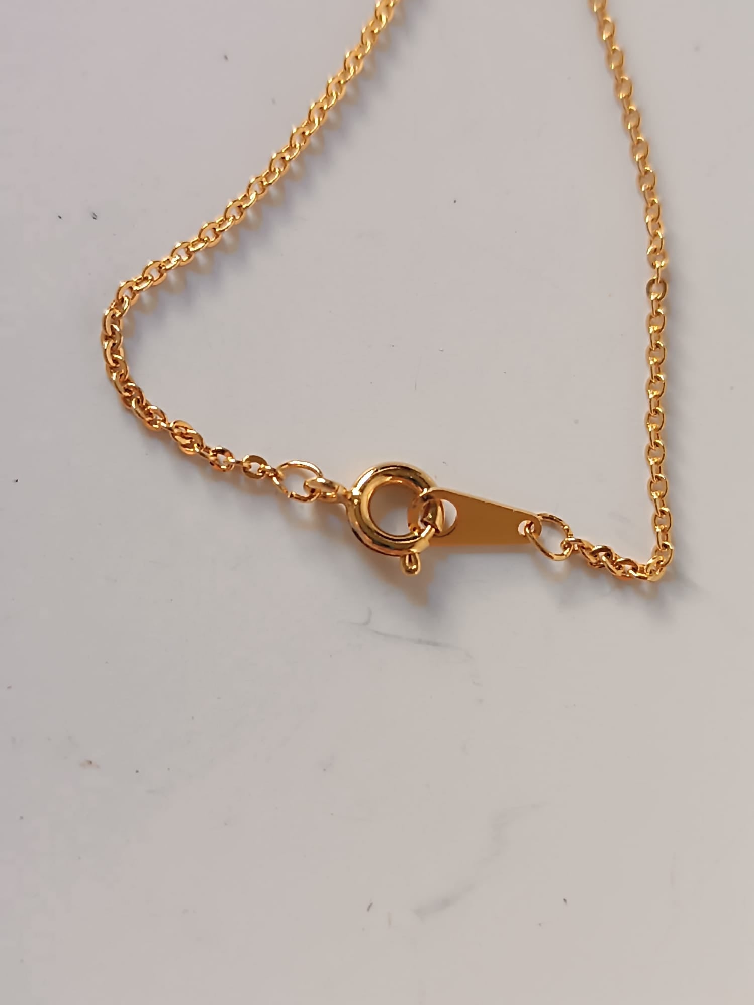 zoom chiusura della Collana in bronzo dorato con pendente bizantino incastonato con tormalina rosa e topazi naturali