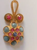 zoom della Collana in bronzo dorato con pendente bizantino incastonato con tormalina rosa e topazi naturali