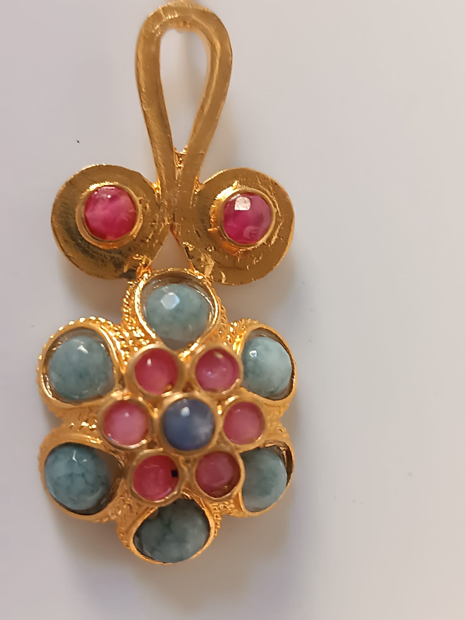 zoom della Collana in bronzo dorato con pendente bizantino incastonato con tormalina rosa e topazi naturali