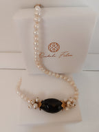 Collana in perle naturali d'acqua dolce con gemma centrale in onice sfaccettata viola blu nero di Rachele Falvo