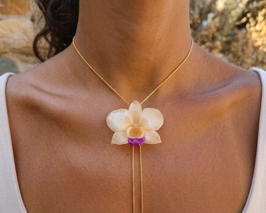Collana Orchidea Stellata Bianca con Riflessi Rosa in Resina e Saliscendi Regolabile – Gioiello Elegante