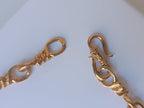 Spettacolare collana girocollo artigianale in bronzo oro opaco con elementi geometrici incastonati di giade verdi e quarzi rosso arancio sfaccettati.