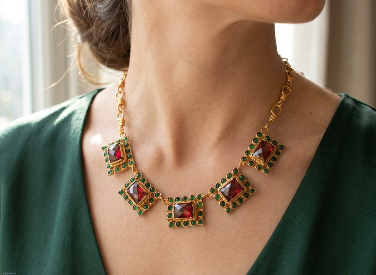 Spettacolare collana girocollo artigianale in bronzo oro opaco con elementi geometrici incastonati di giade verdi e quarzi rosso arancio sfaccettati.