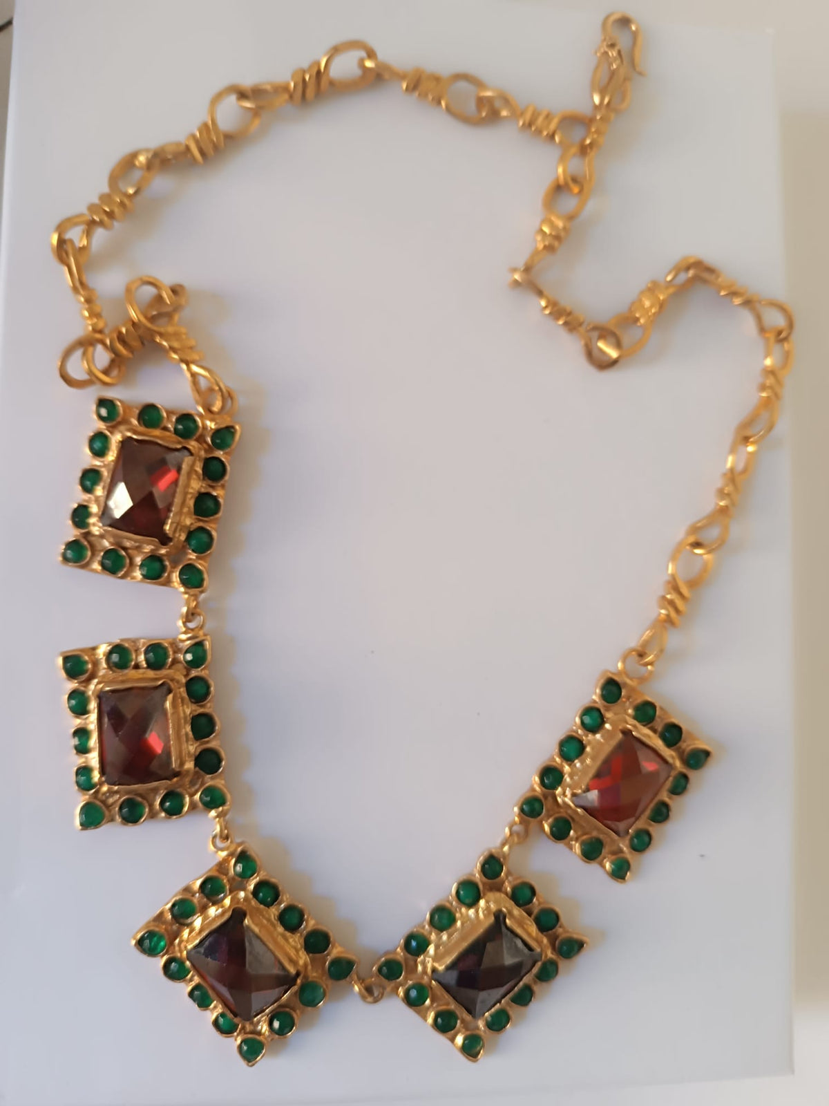 Spettacolare collana girocollo artigianale in bronzo oro opaco con elementi geometrici incastonati di giade verdi e quarzi rosso arancio sfaccettati.