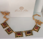 Spettacolare collana girocollo artigianale in bronzo oro opaco con elementi geometrici incastonati di giade verdi e quarzi rosso arancio sfaccettati.