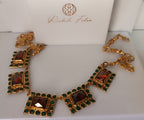 Spettacolare collana girocollo artigianale in bronzo oro opaco con elementi geometrici incastonati di giade verdi e quarzi rosso arancio sfaccettati.