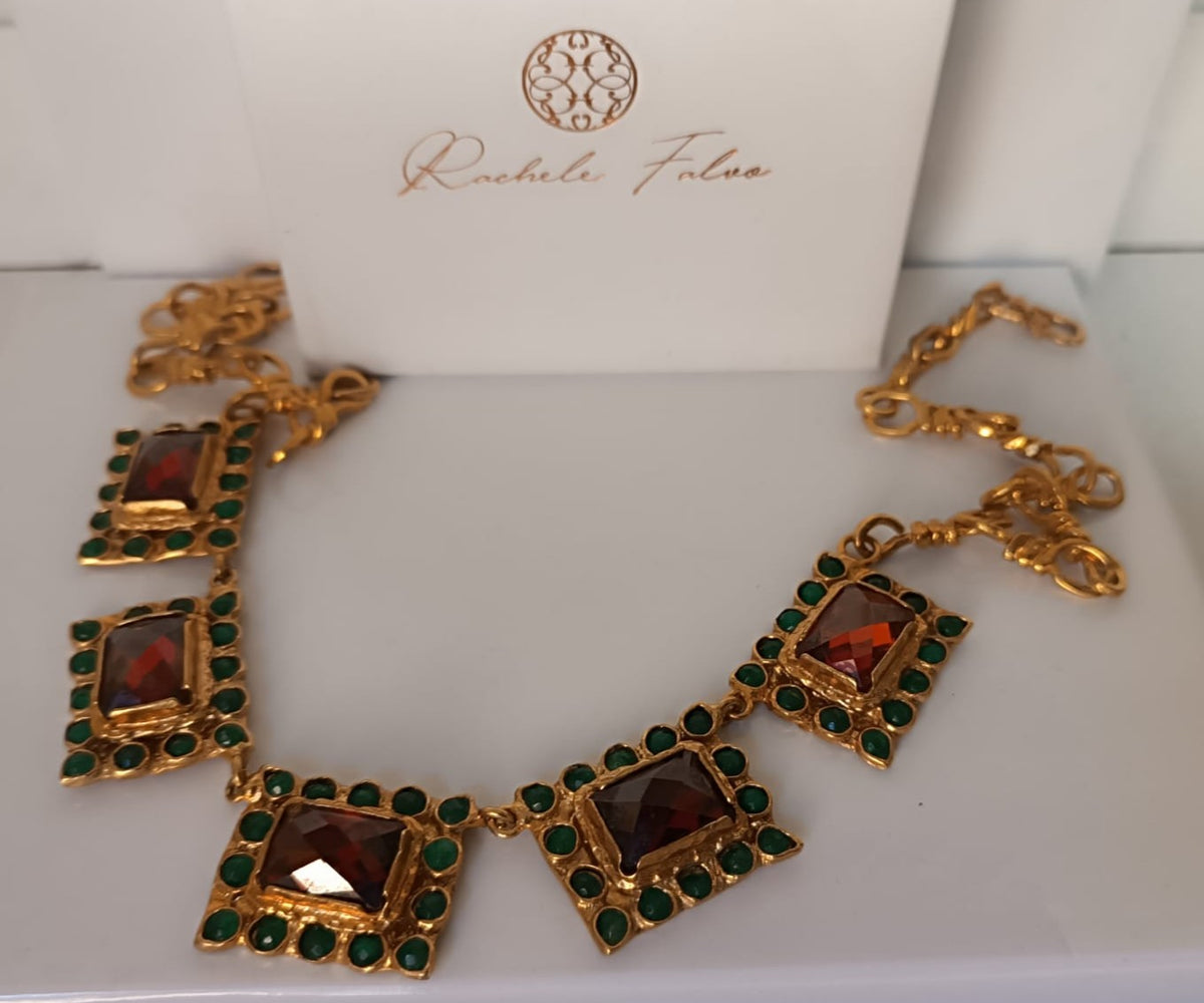 Spettacolare collana girocollo artigianale in bronzo oro opaco con elementi geometrici incastonati di giade verdi e quarzi rosso arancio sfaccettati.
