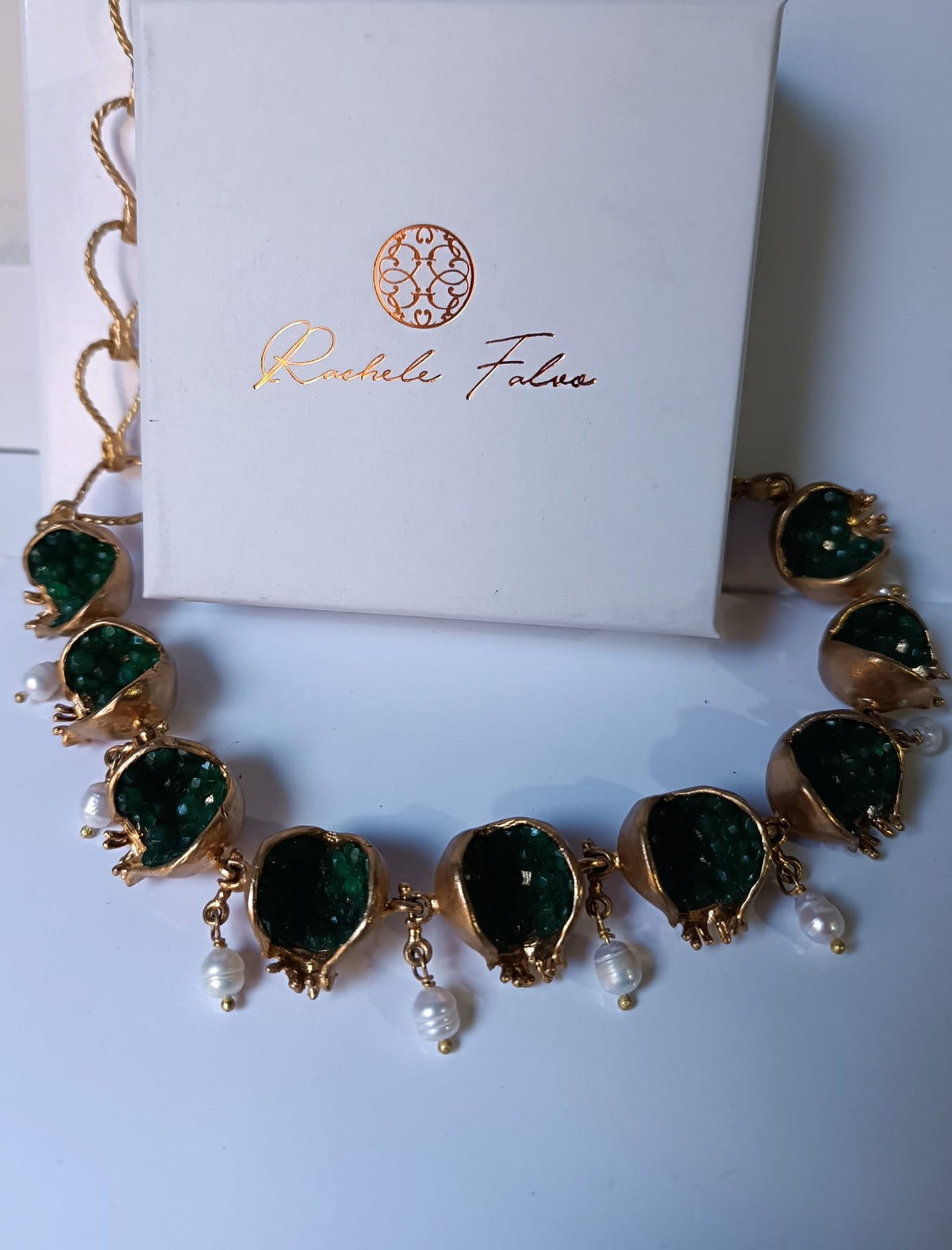 Spettacolare collana artigianale in bronzo oro opaco con melagrane scolpite aperte contenenti giade verdi naturali e perle pendenti.