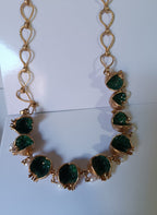 Spettacolare collana artigianale in bronzo oro opaco con melagrane scolpite aperte contenenti giade verdi naturali e perle pendenti.