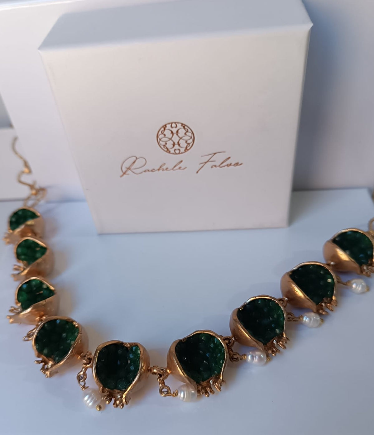 Spettacolare collana artigianale in bronzo oro opaco con melagrane scolpite aperte contenenti giade verdi naturali e perle pendenti.