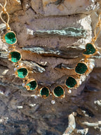 Spettacolare collana artigianale in bronzo oro opaco con melagrane scolpite aperte contenenti giade verdi naturali e perle pendenti.