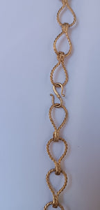 Spettacolare collana artigianale in bronzo oro opaco con melagrane scolpite aperte contenenti giade verdi naturali e perle pendenti.