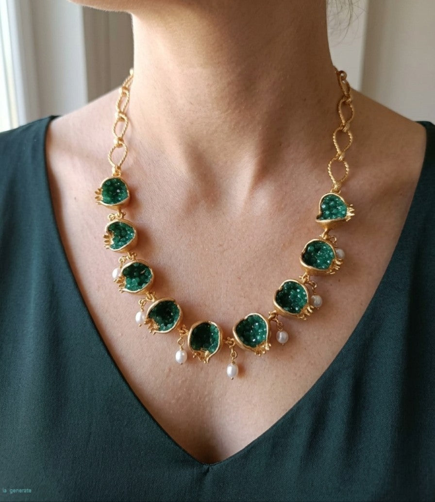 Spettacolare collana artigianale in bronzo oro opaco con melagrane scolpite aperte contenenti giade verdi naturali e perle pendenti.