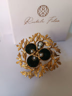 Anello grande a scudo botanico in bronzo dorato con inserti in velluto verde e perle