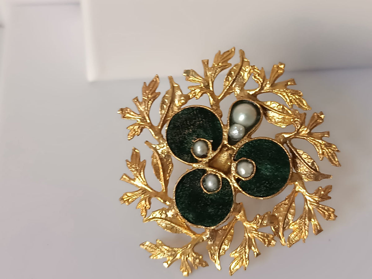 Anello grande a scudo botanico in bronzo dorato con inserti in velluto verde e perle