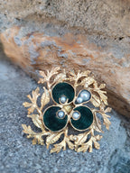 Anello grande a scudo botanico in bronzo dorato con inserti in velluto verde e perle
