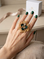 Anello grande a scudo botanico in bronzo dorato con inserti in velluto verde e perle