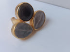 Anello scultoreo a tre pietre in bronzo dorato con quarzo rosa, quarzite e agata marrone
