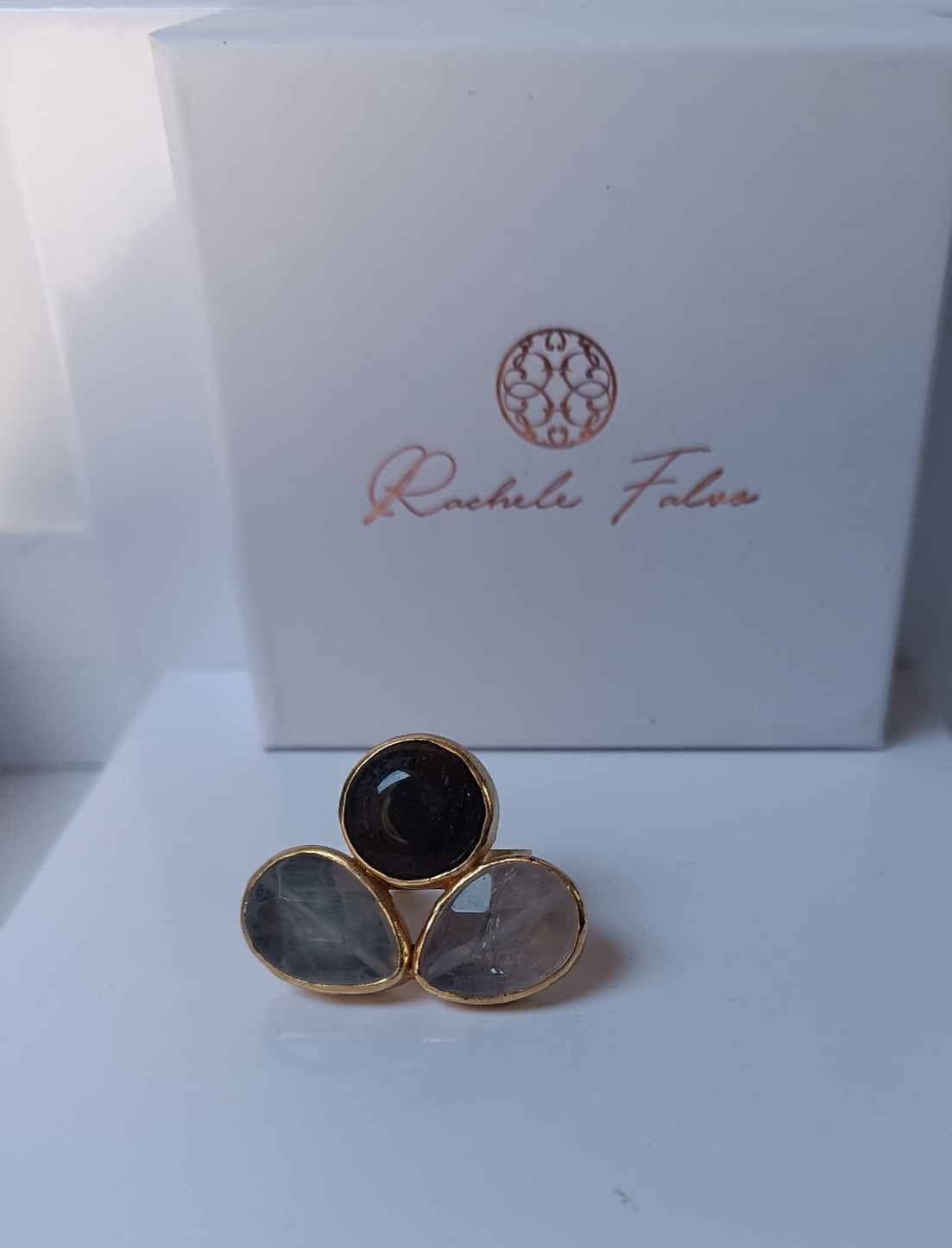 Anello scultoreo a tre pietre in bronzo dorato con quarzo rosa, quarzite e agata marrone